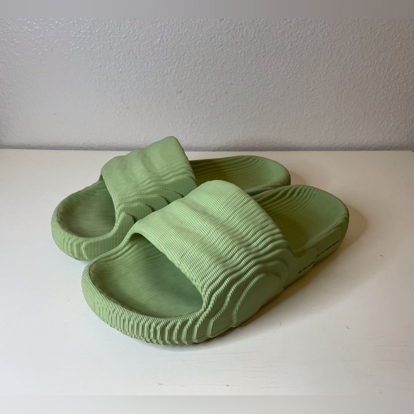 Adidas Men’s Adilette 22 Slides “Magic Lime” Slip On Sandals Size 10 - Picture 3 of 13
